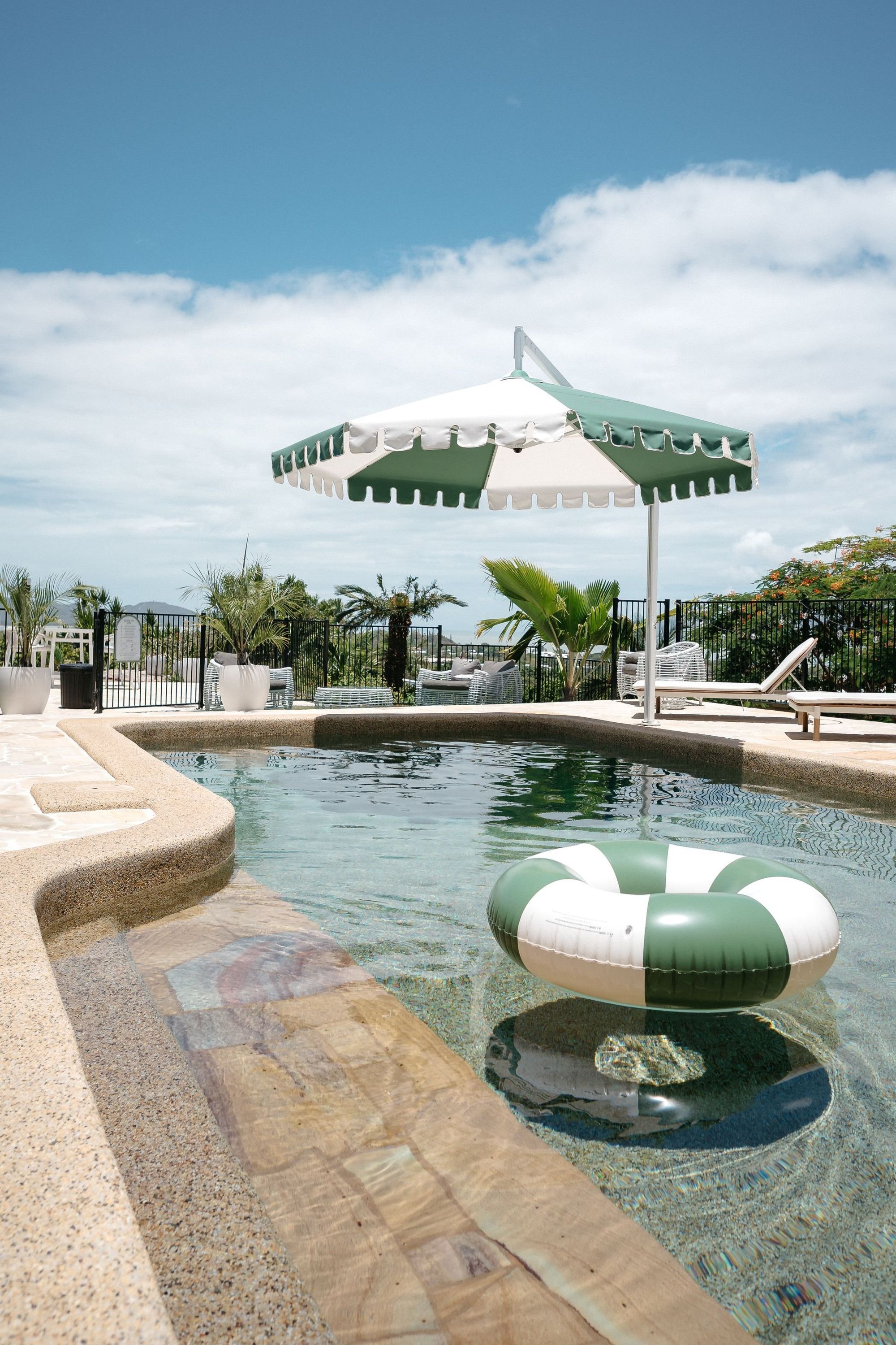 حوض السباحة صورة