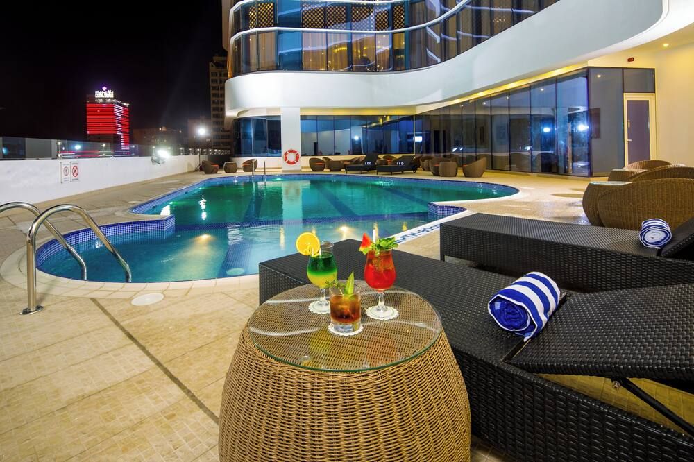 حوض السباحة