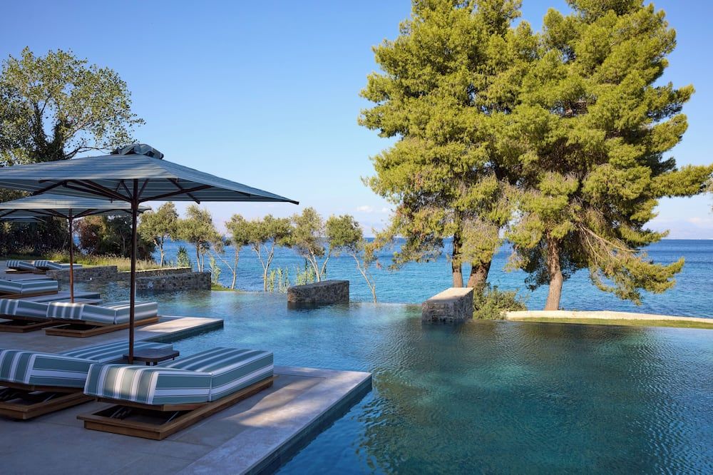 حوض السباحة