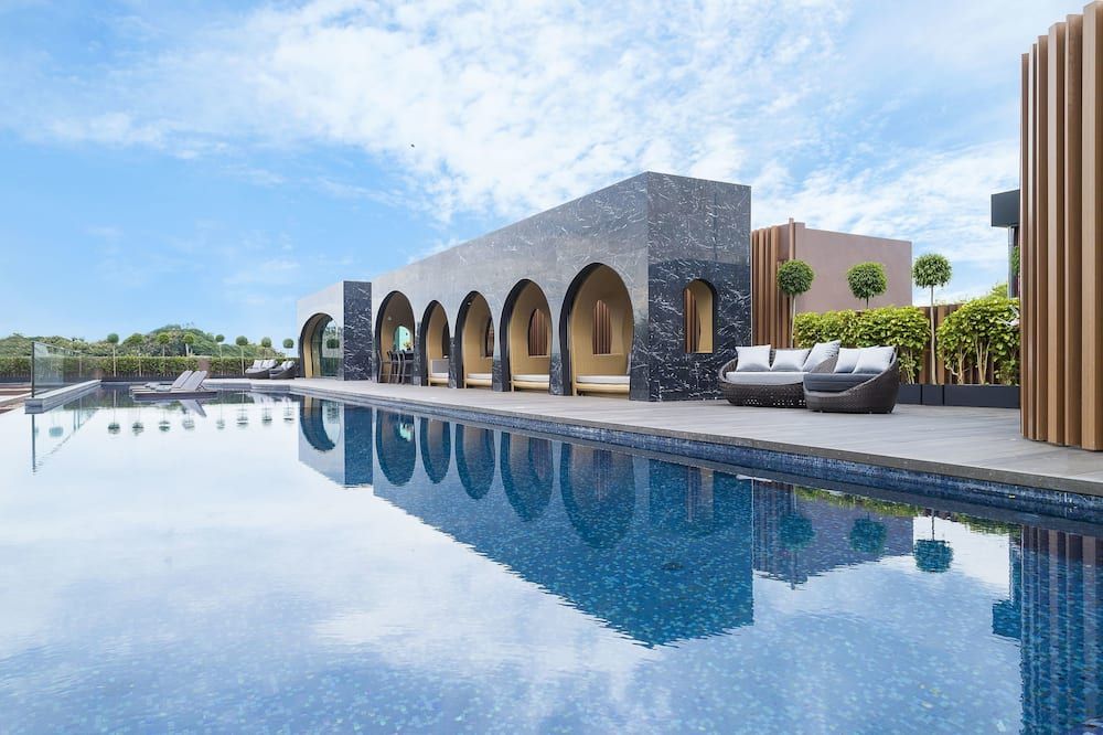 حوض السباحة