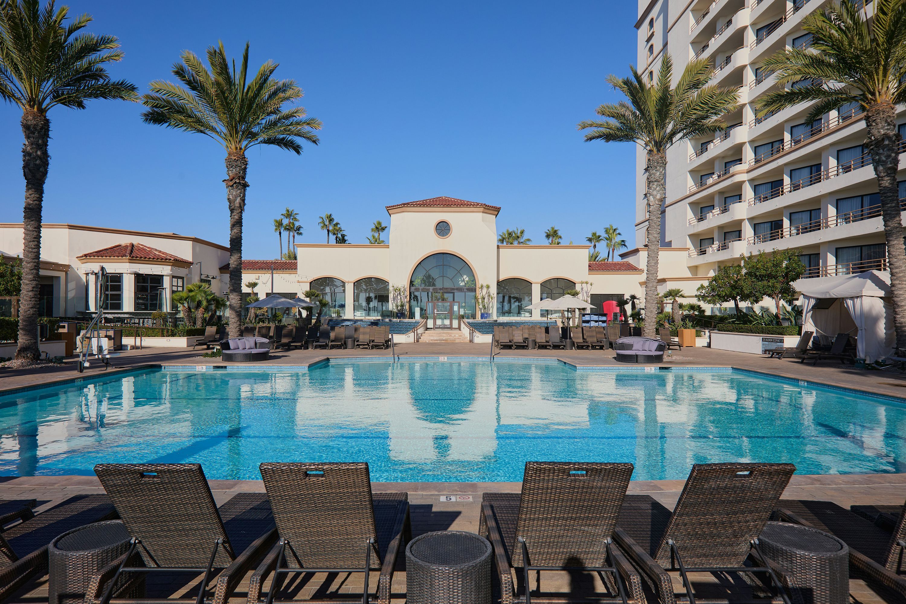 حوض السباحة