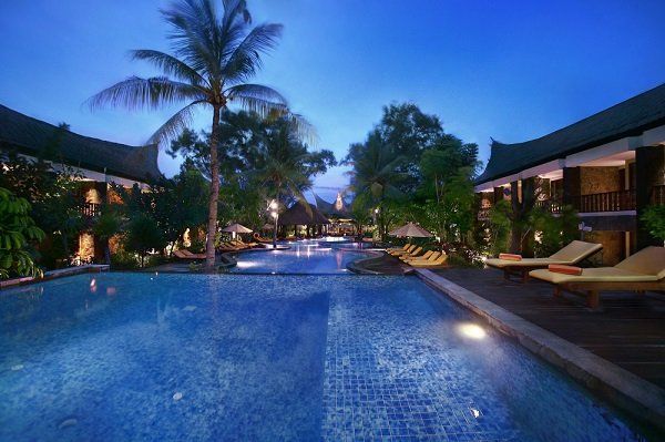 حوض السباحة