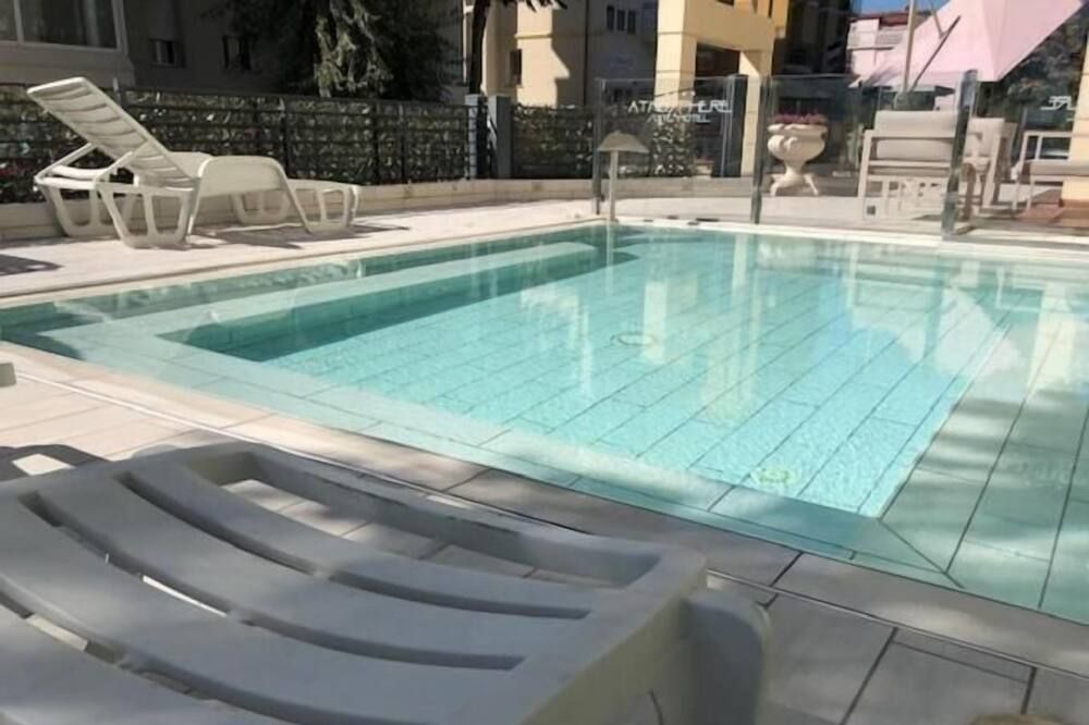 حوض السباحة