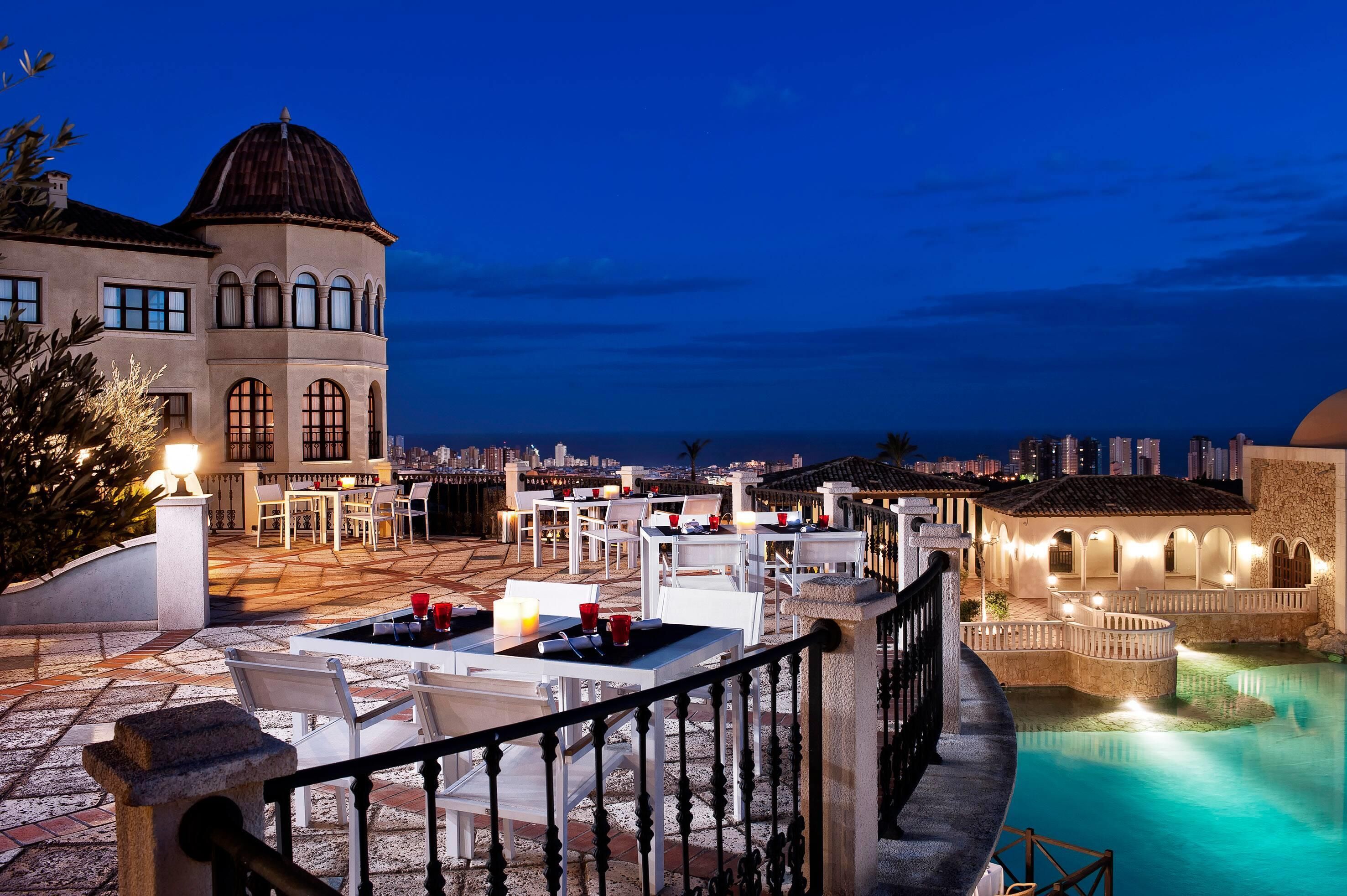 حوض السباحة