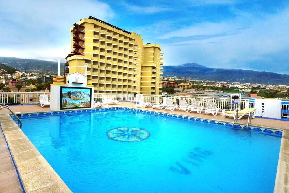 حوض السباحة