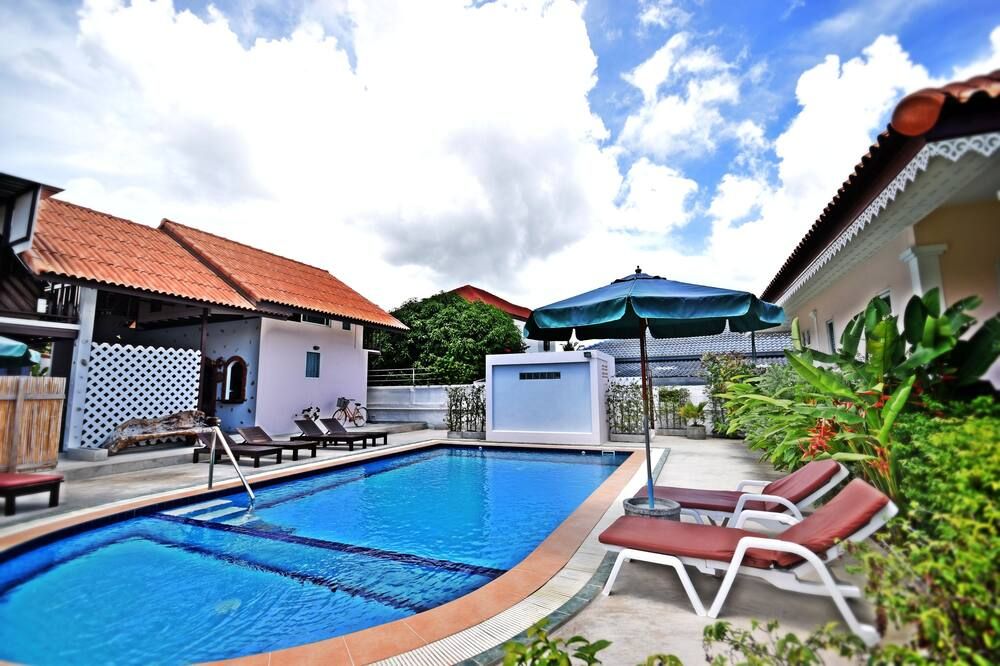 حوض السباحة