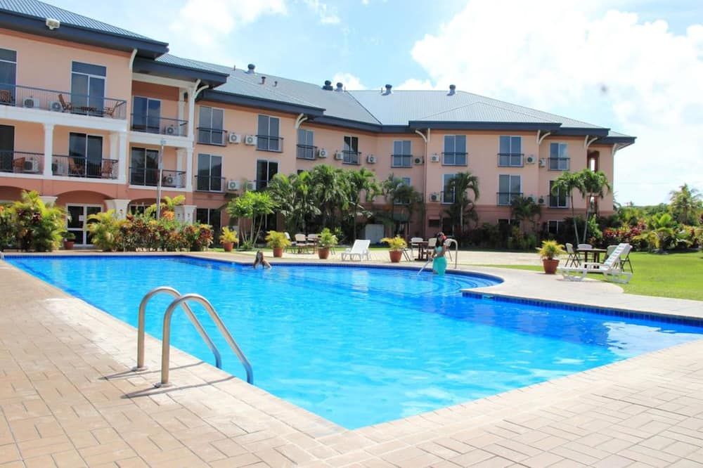 حوض السباحة