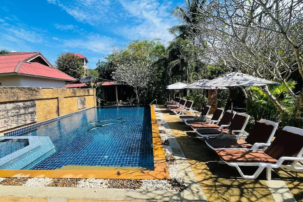 حوض السباحة