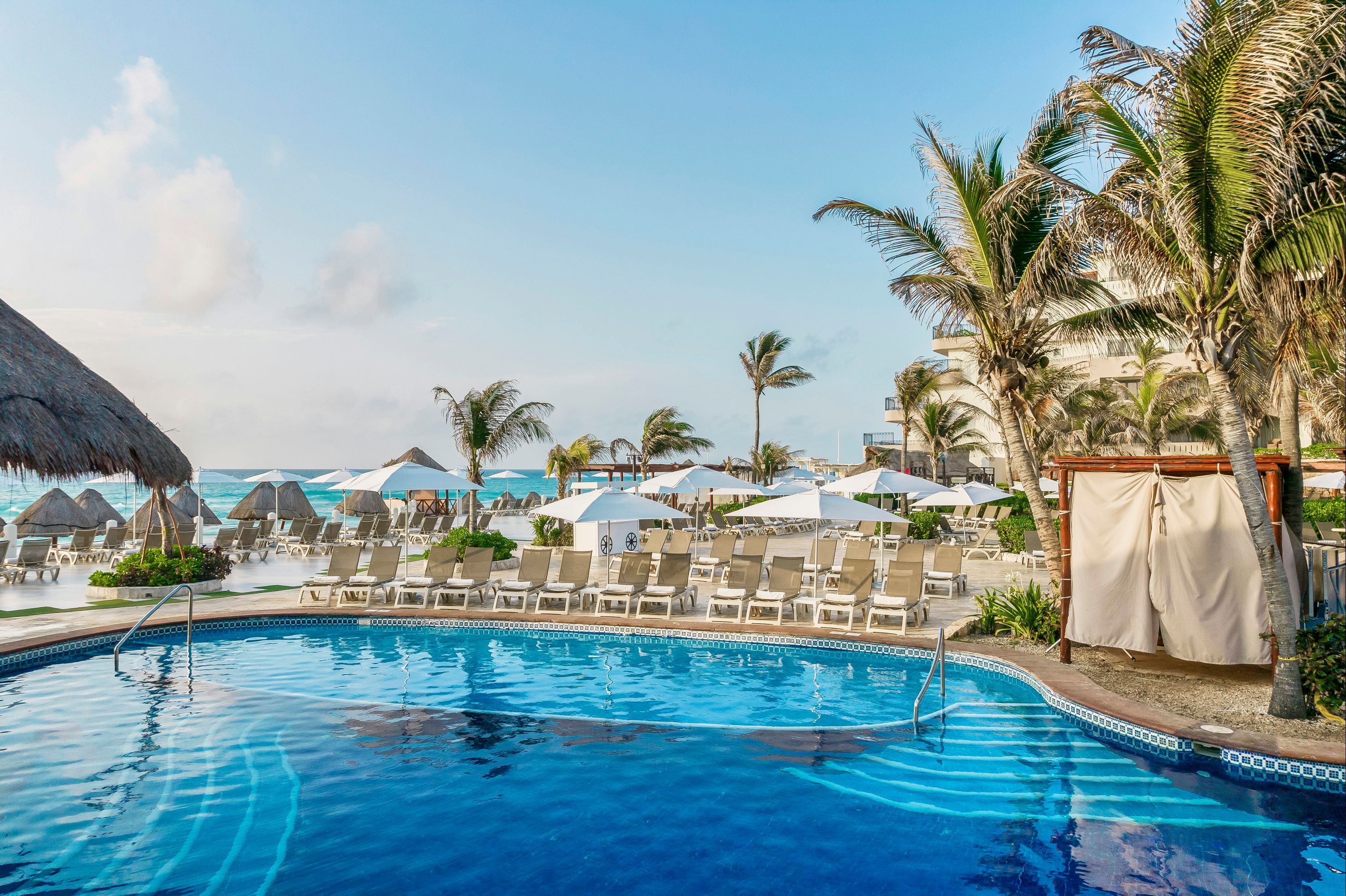 حوض السباحة