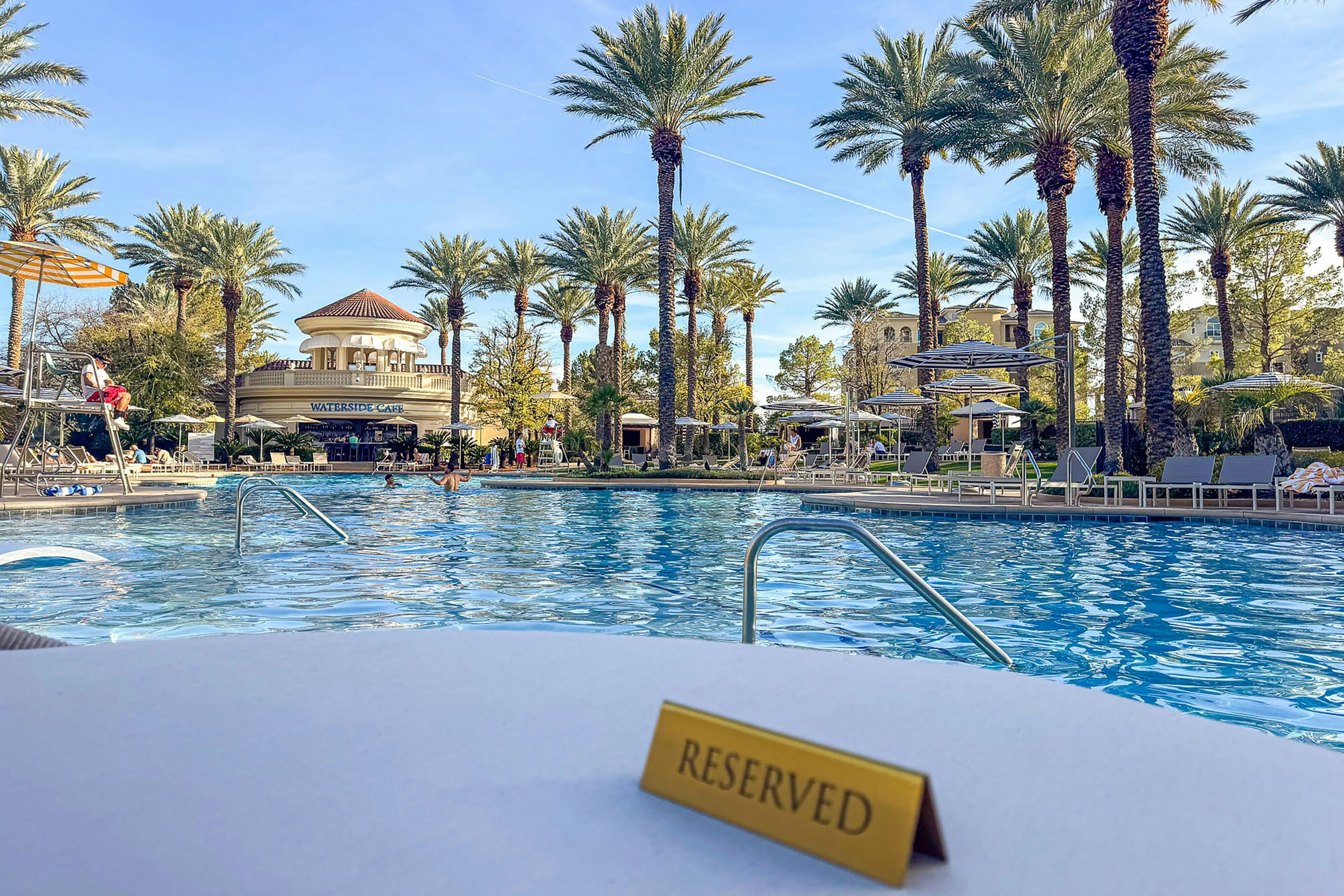 حوض السباحة