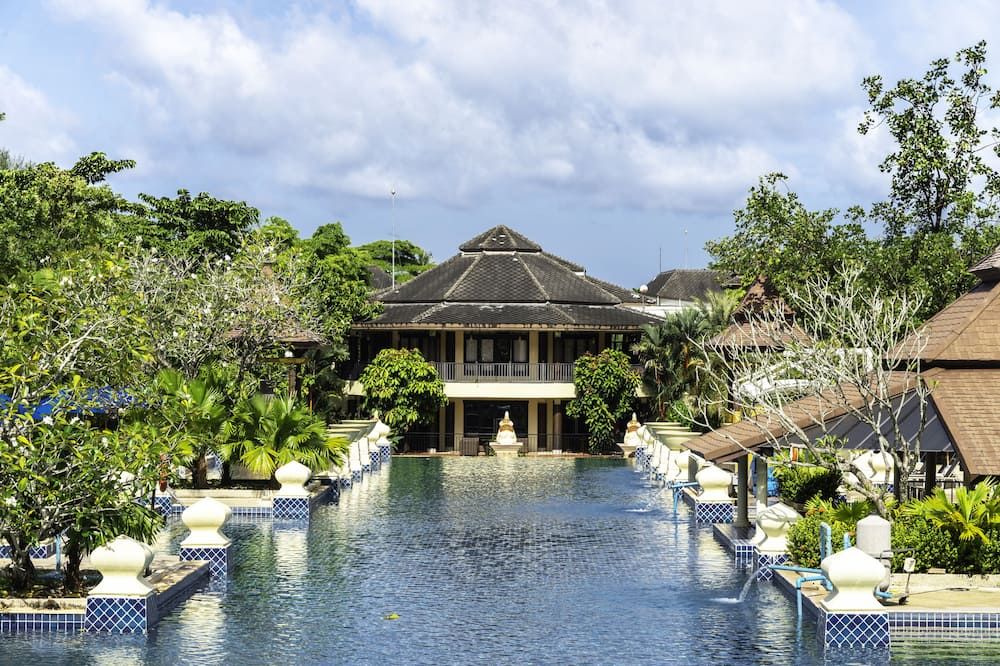 حوض السباحة