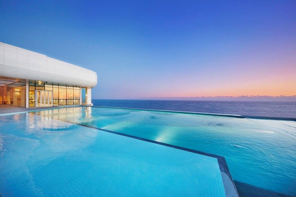 حوض السباحة