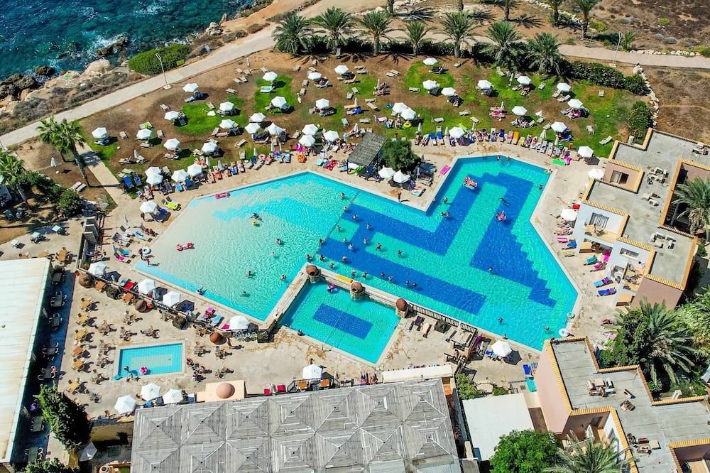 حوض السباحة