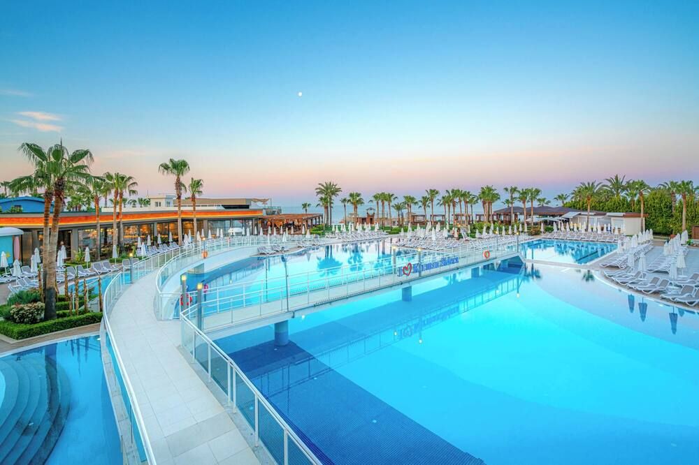 حوض السباحة