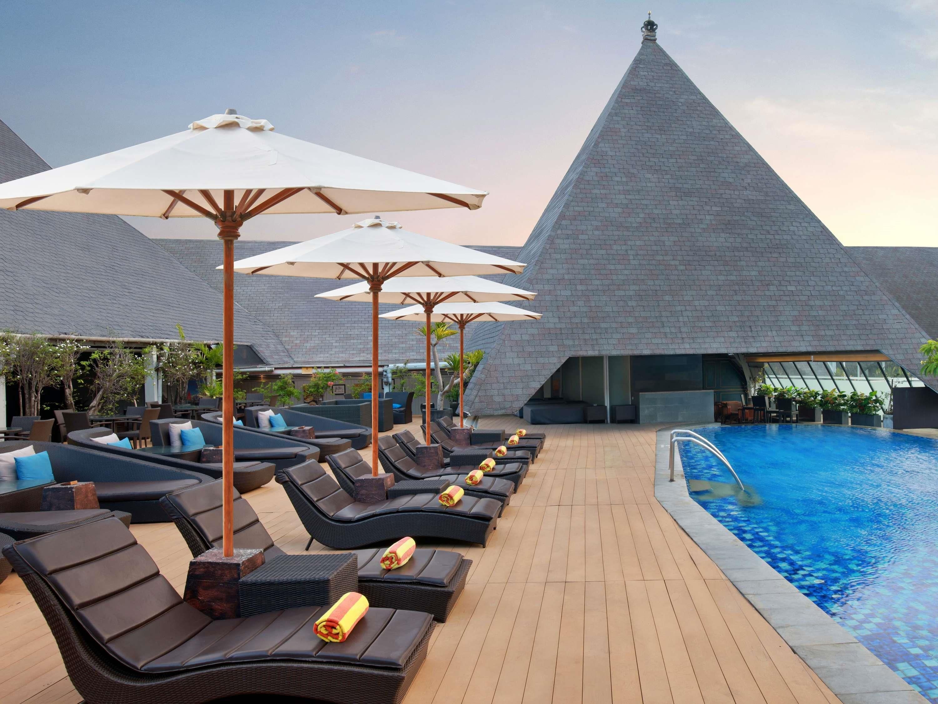 حوض السباحة