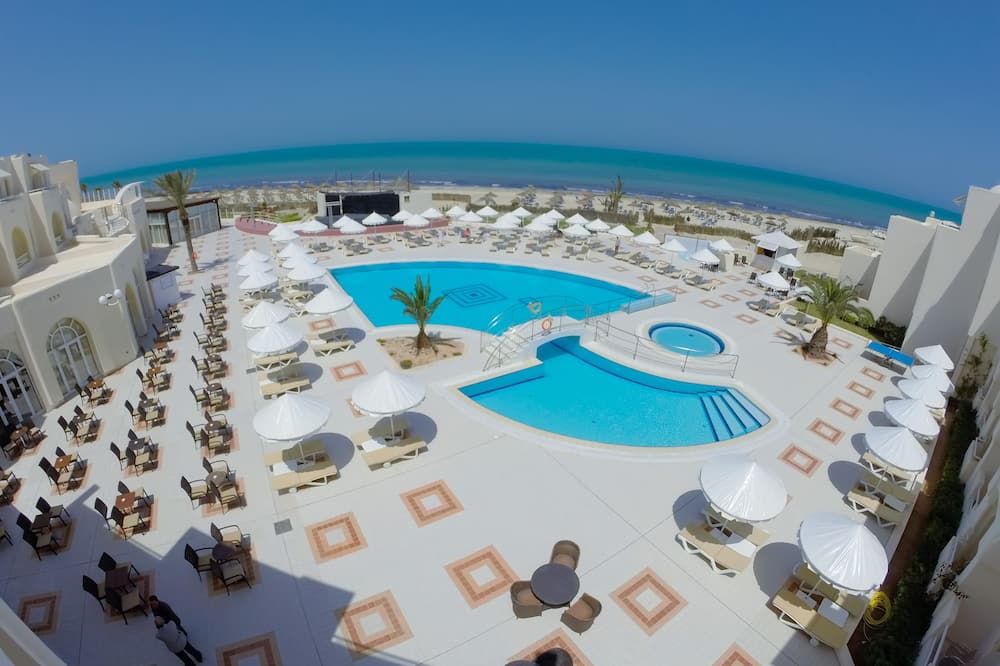 حوض السباحة