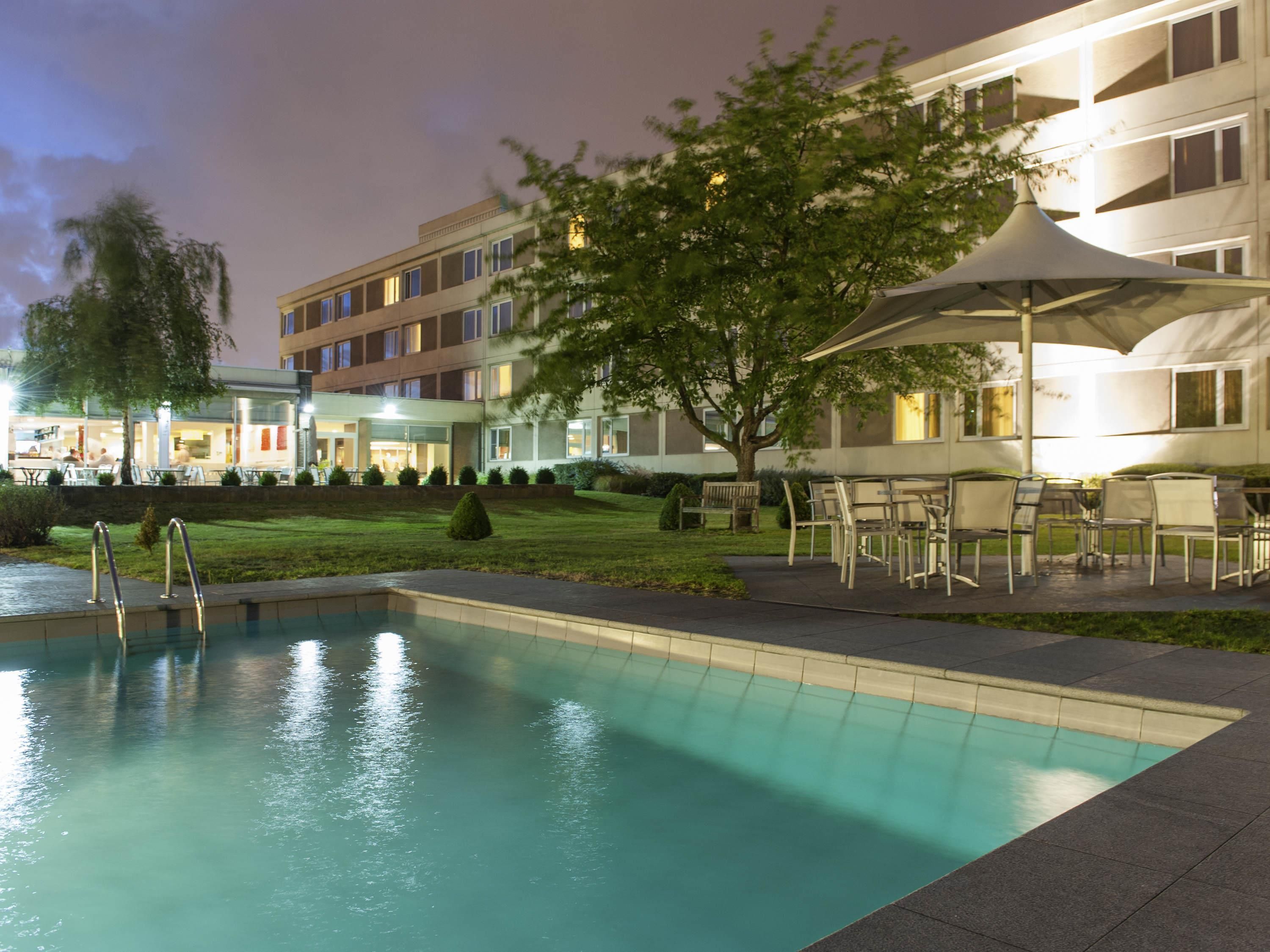 حوض السباحة