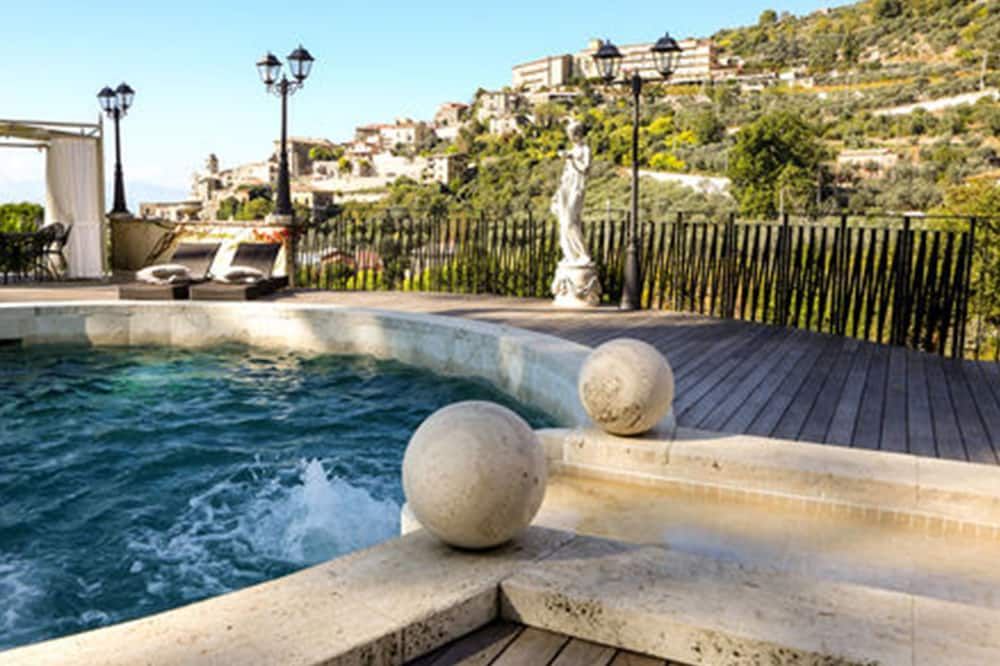 حوض السباحة صورة