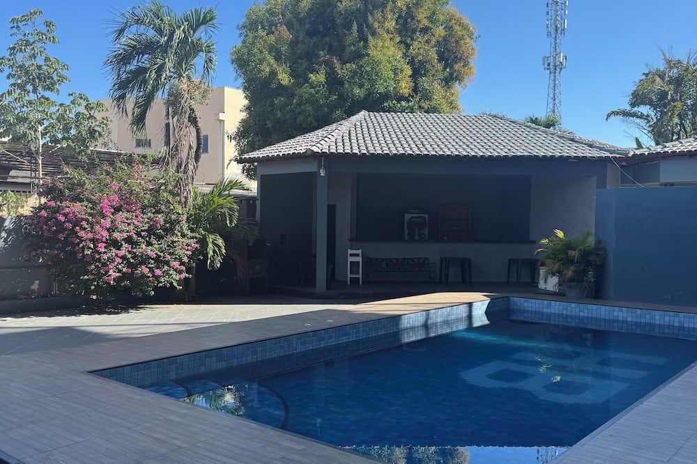 حوض السباحة