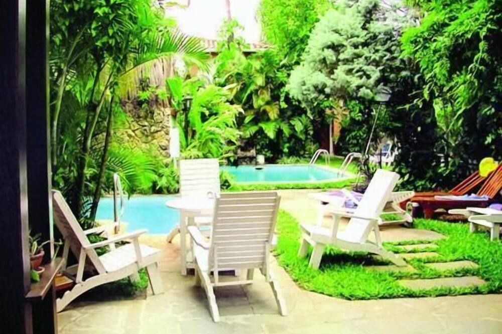 حوض السباحة