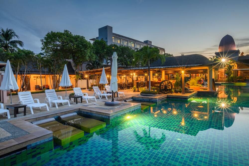 حوض السباحة