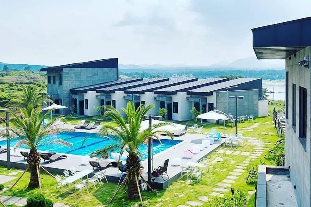 حوض السباحة