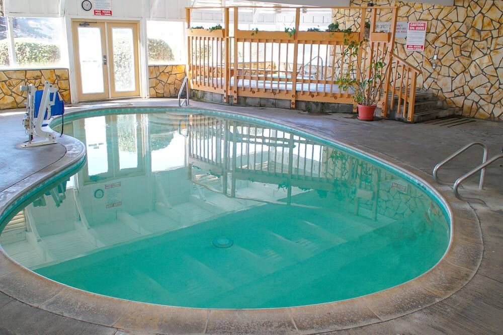 حوض السباحة