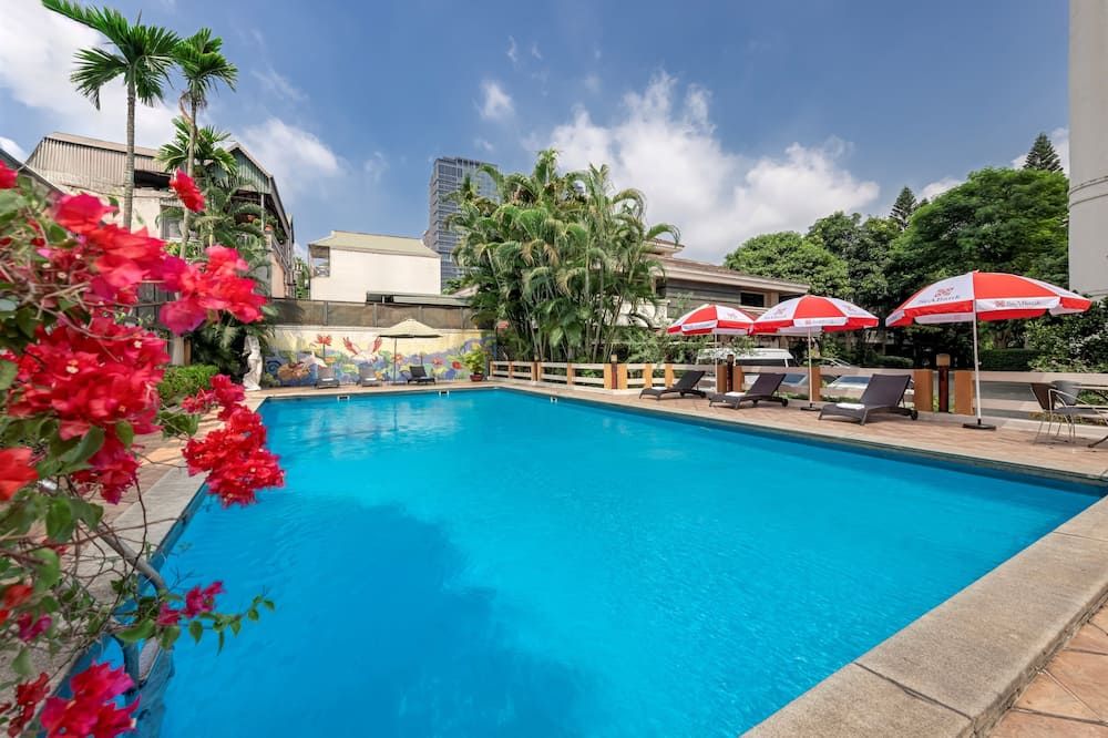 حوض السباحة