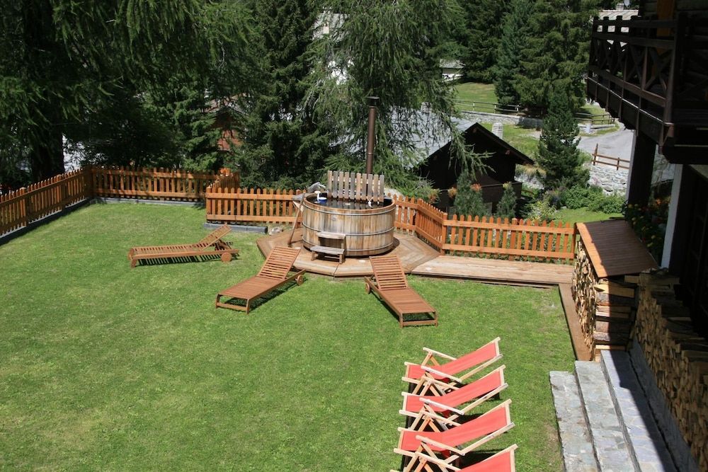 حوض السباحة