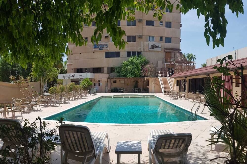 حوض السباحة