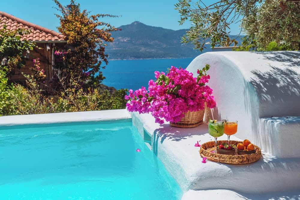 حوض السباحة