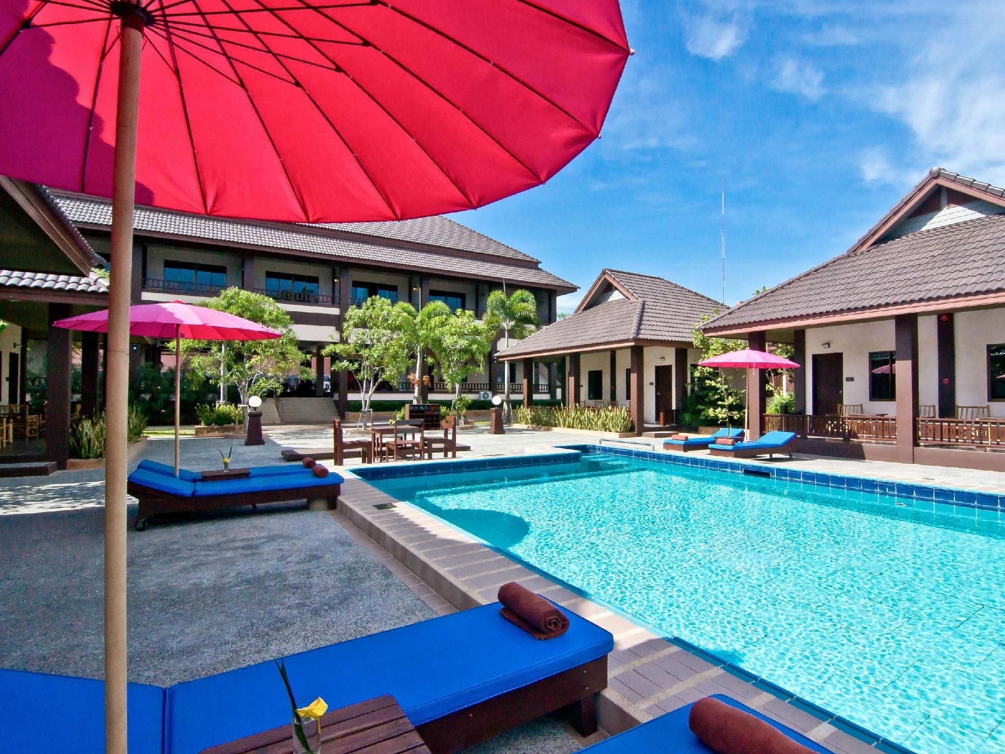 حوض السباحة