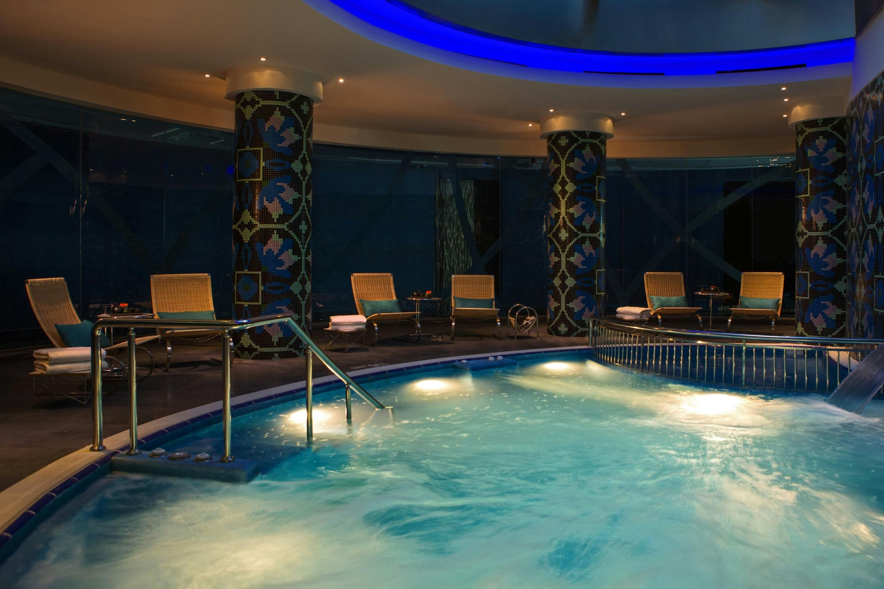 حوض السباحة