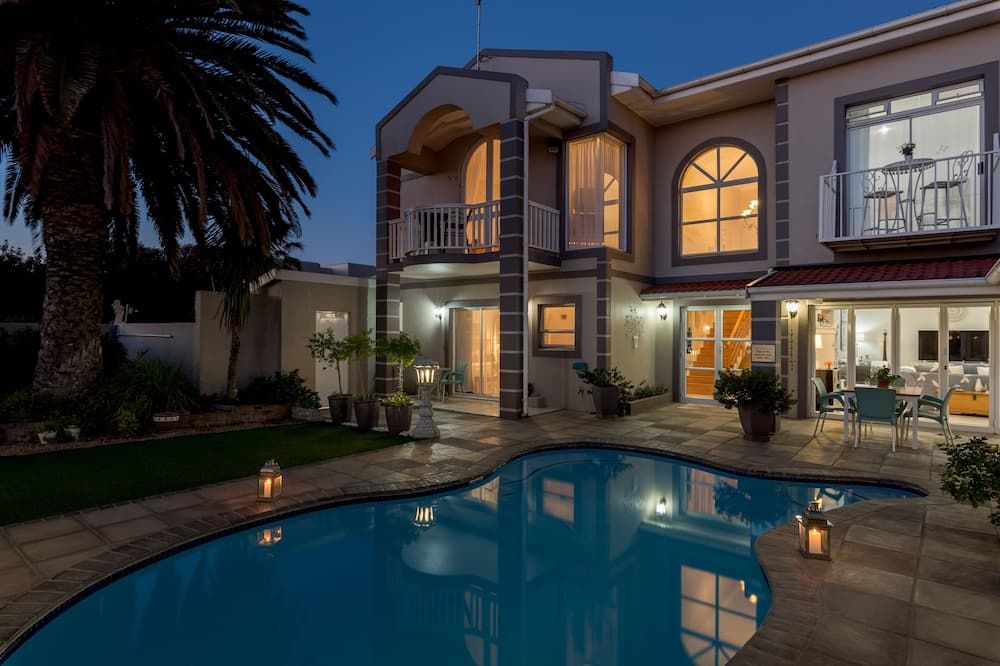 حوض السباحة