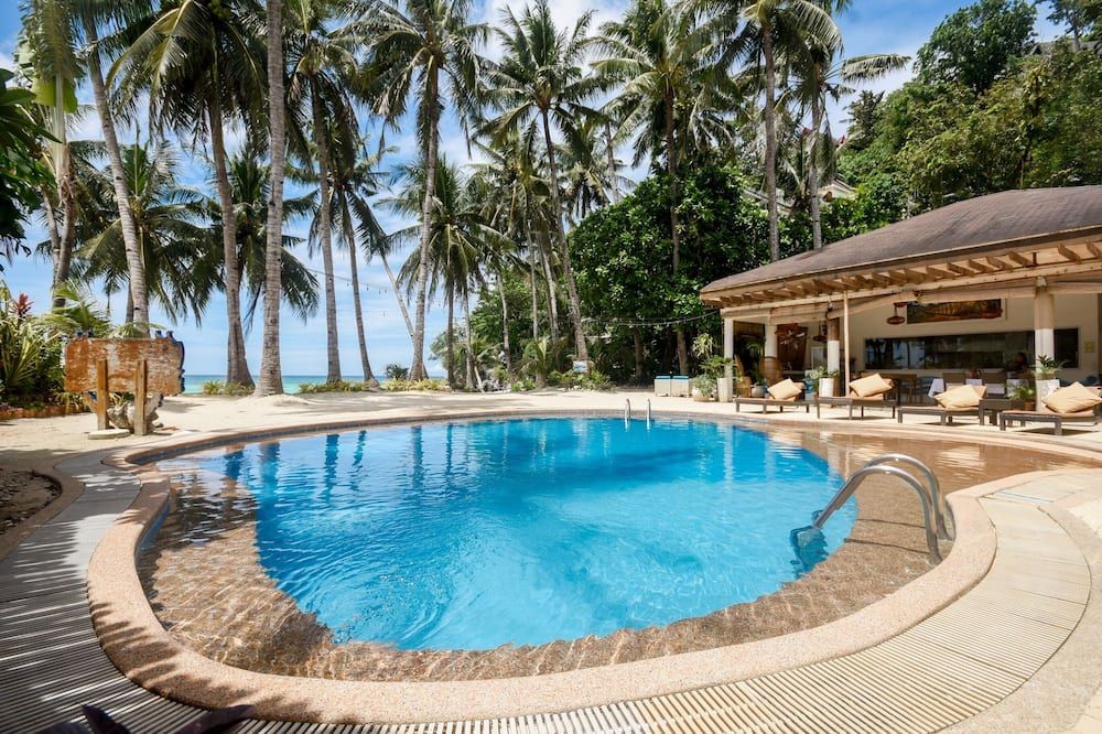 حوض السباحة