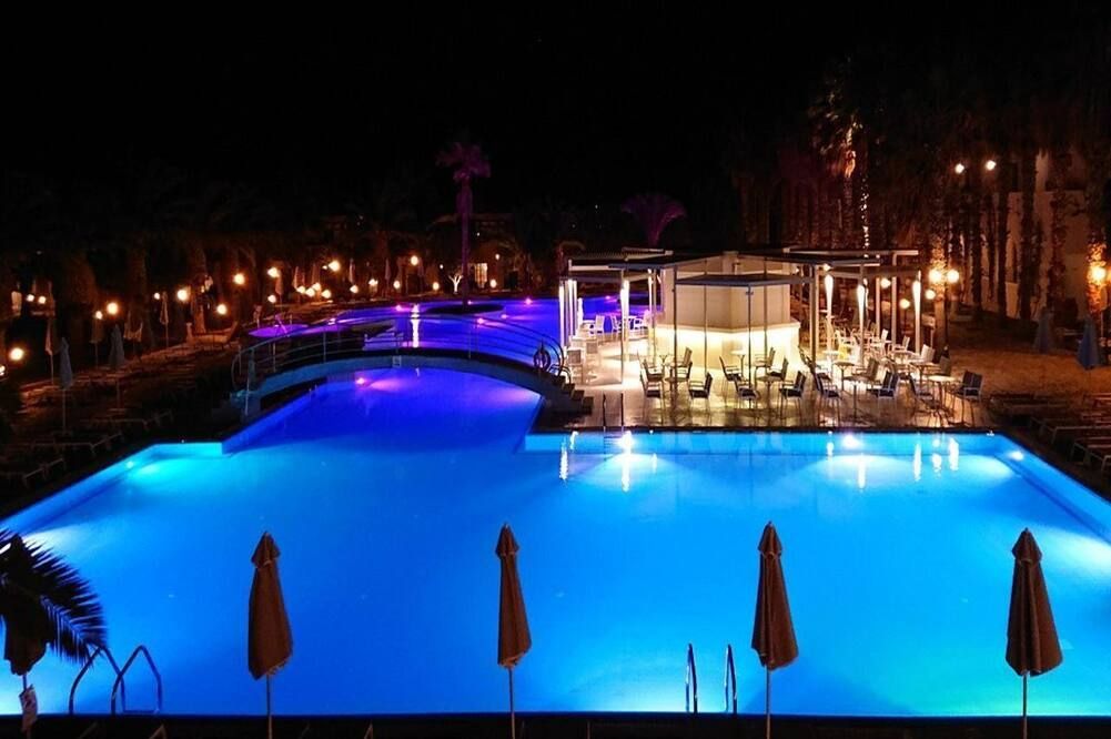 حوض السباحة