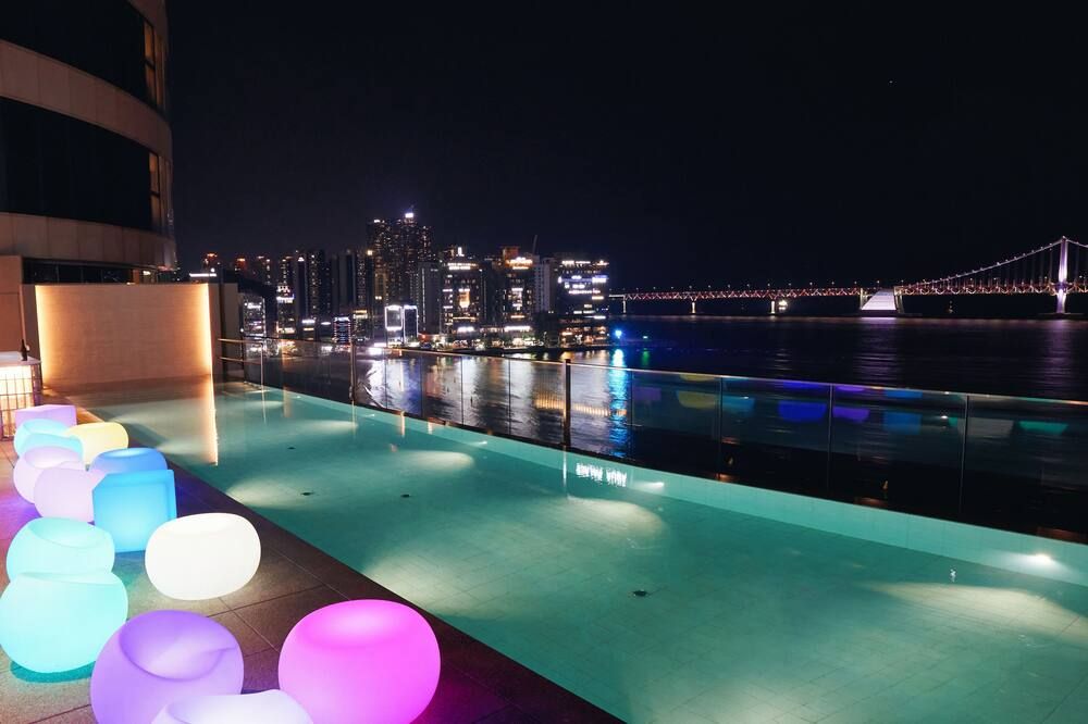 حوض السباحة