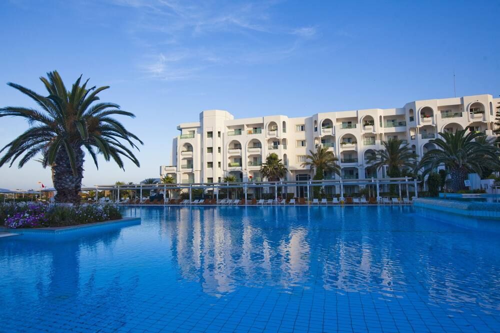 حوض السباحة