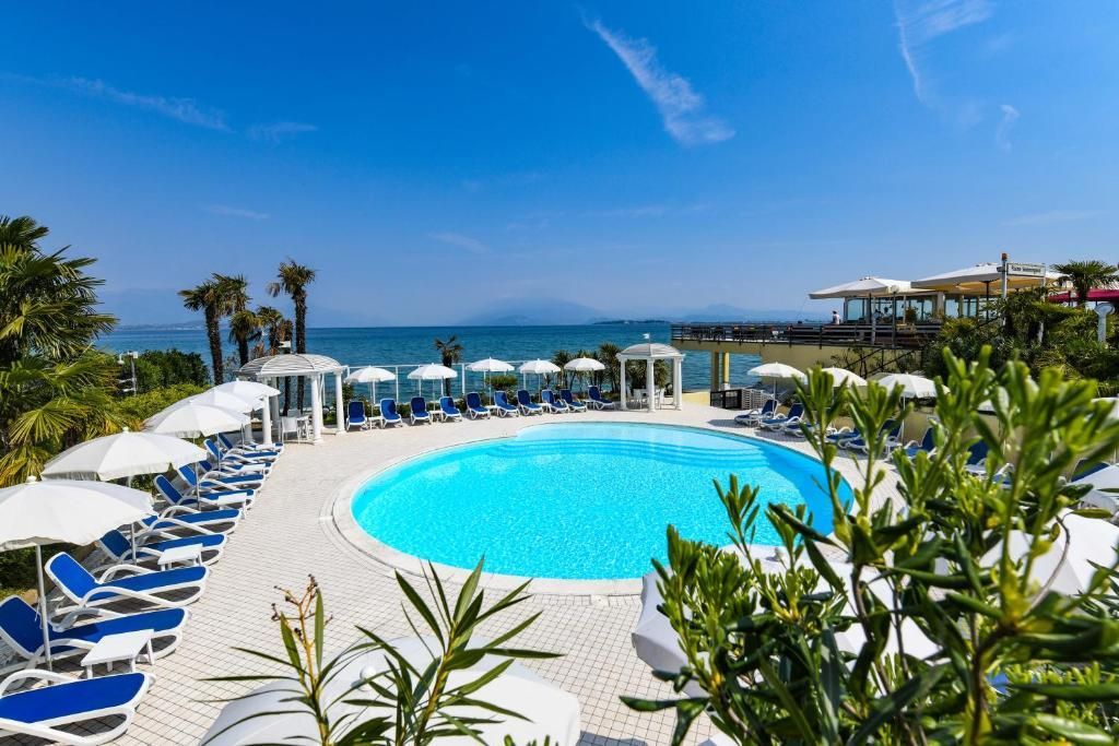 حوض السباحة