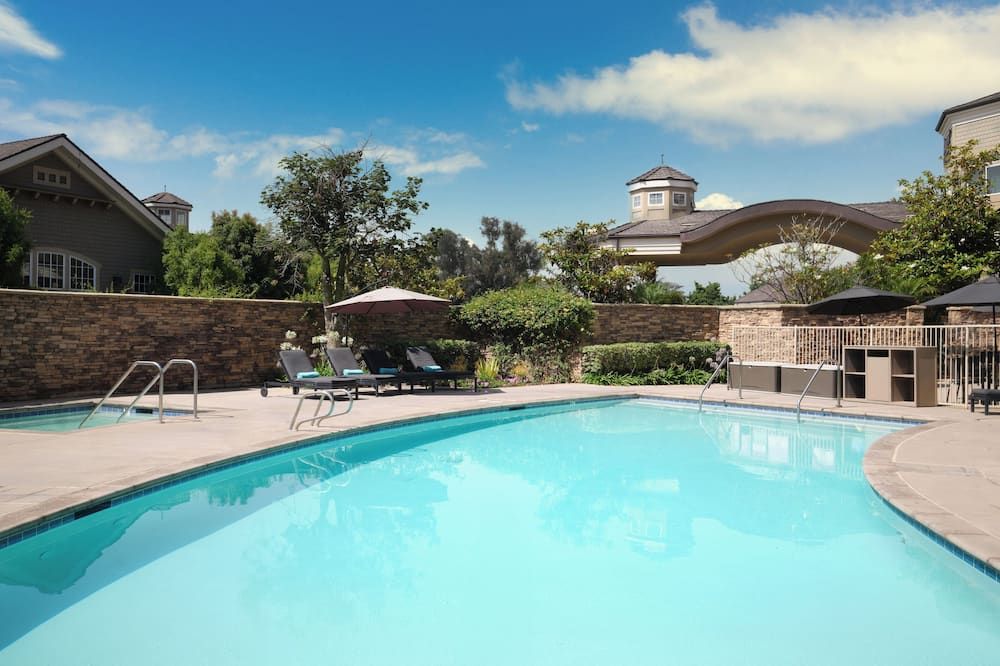 حوض السباحة