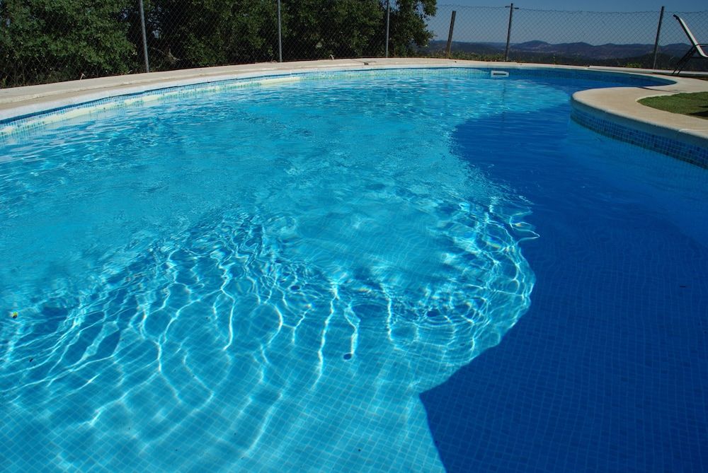 حوض السباحة