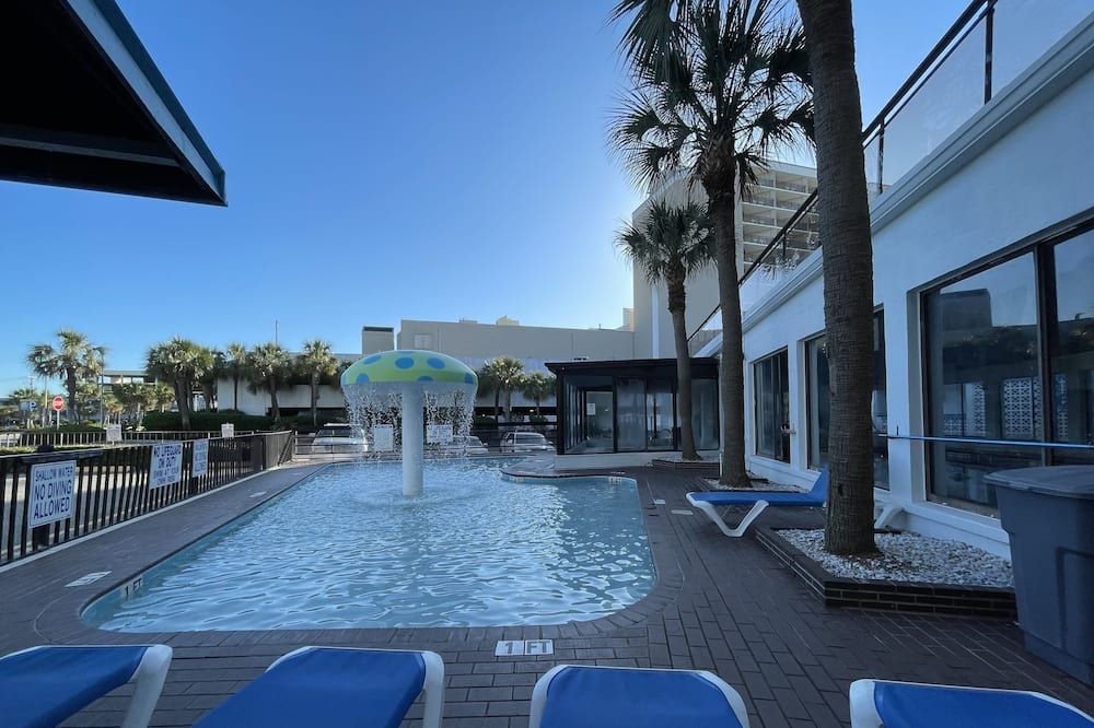 حوض السباحة