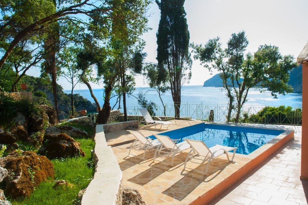 حوض السباحة