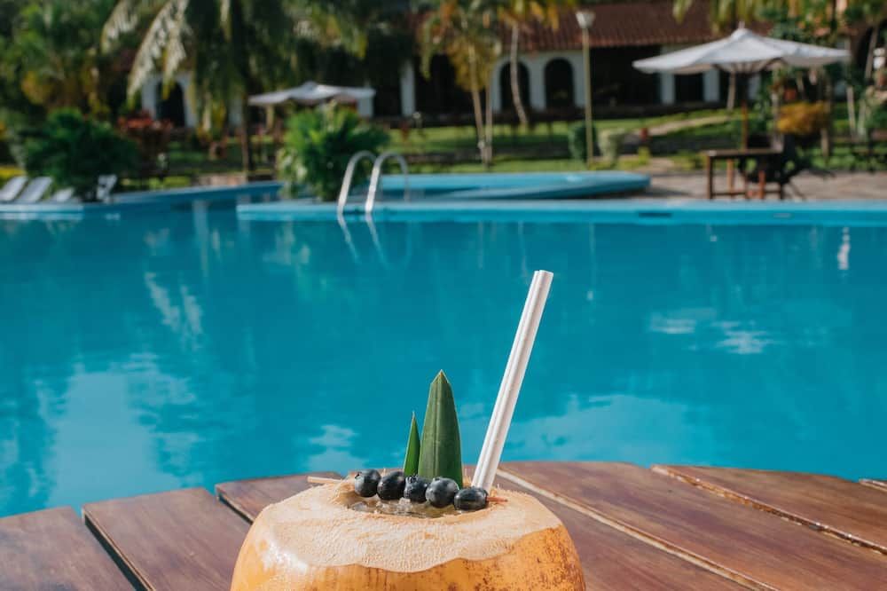 حوض السباحة