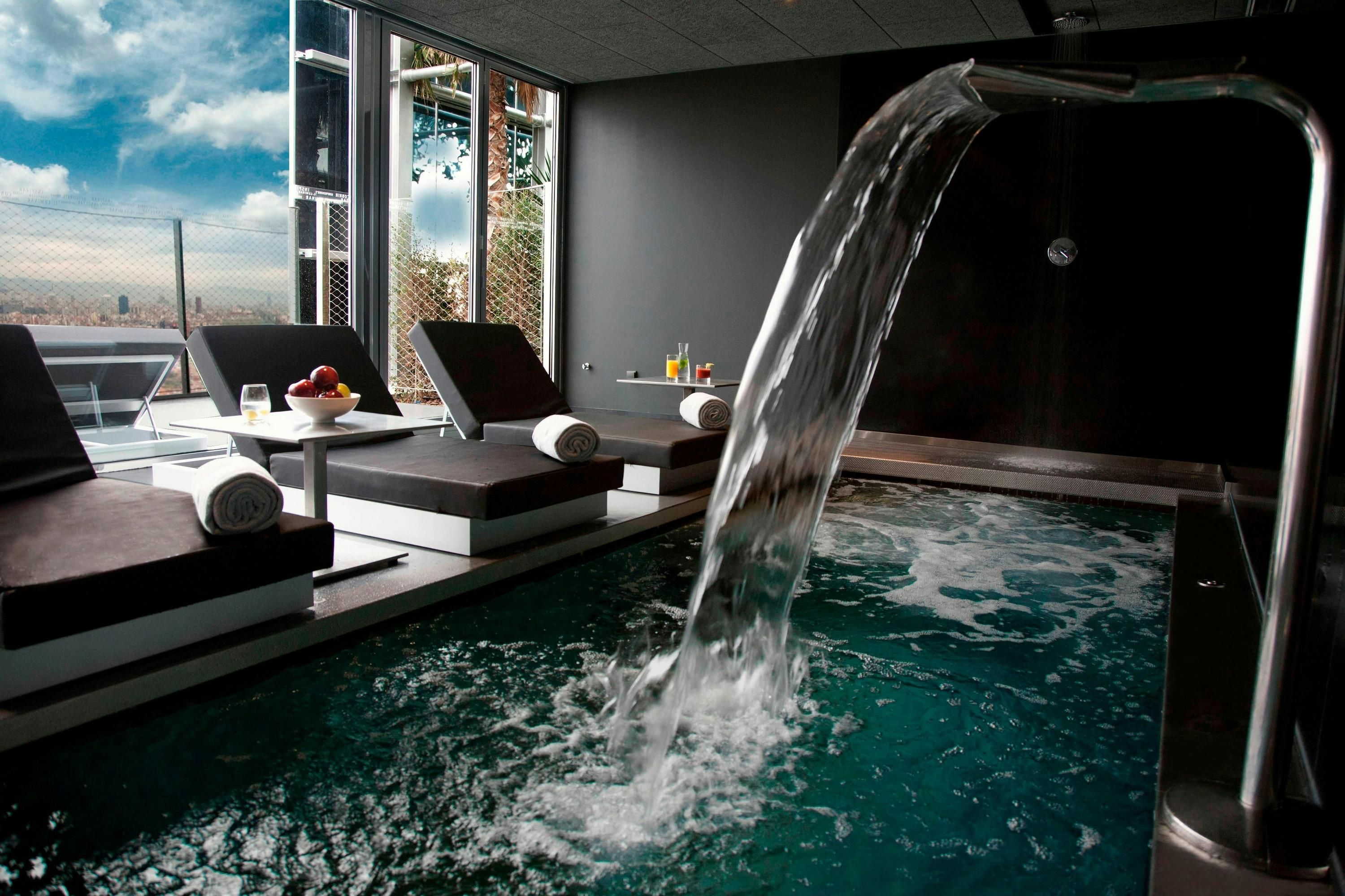 حوض السباحة