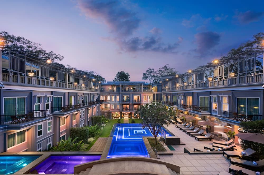 حوض السباحة