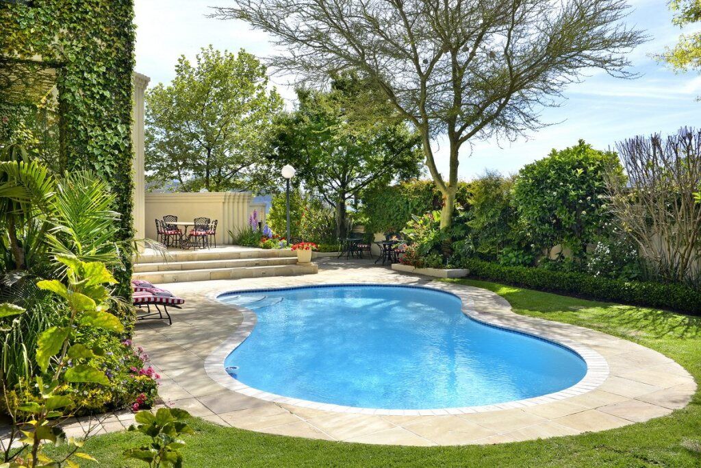 حوض السباحة