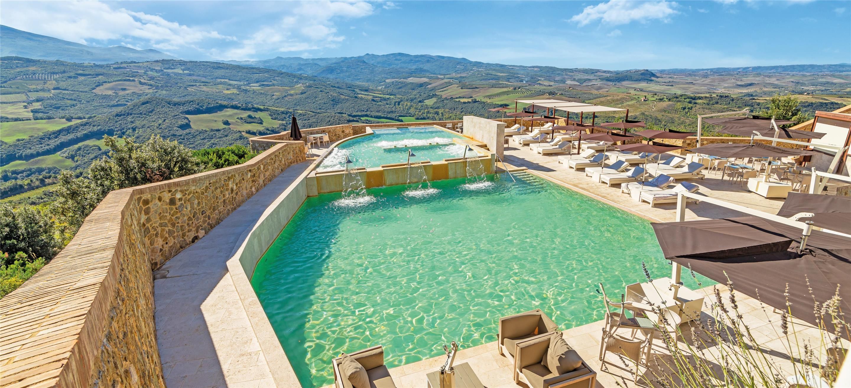 حوض السباحة