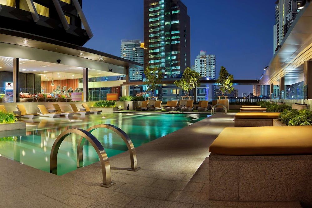 حوض السباحة