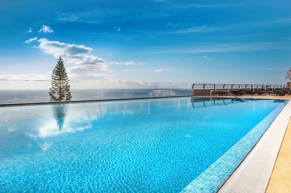 حوض السباحة